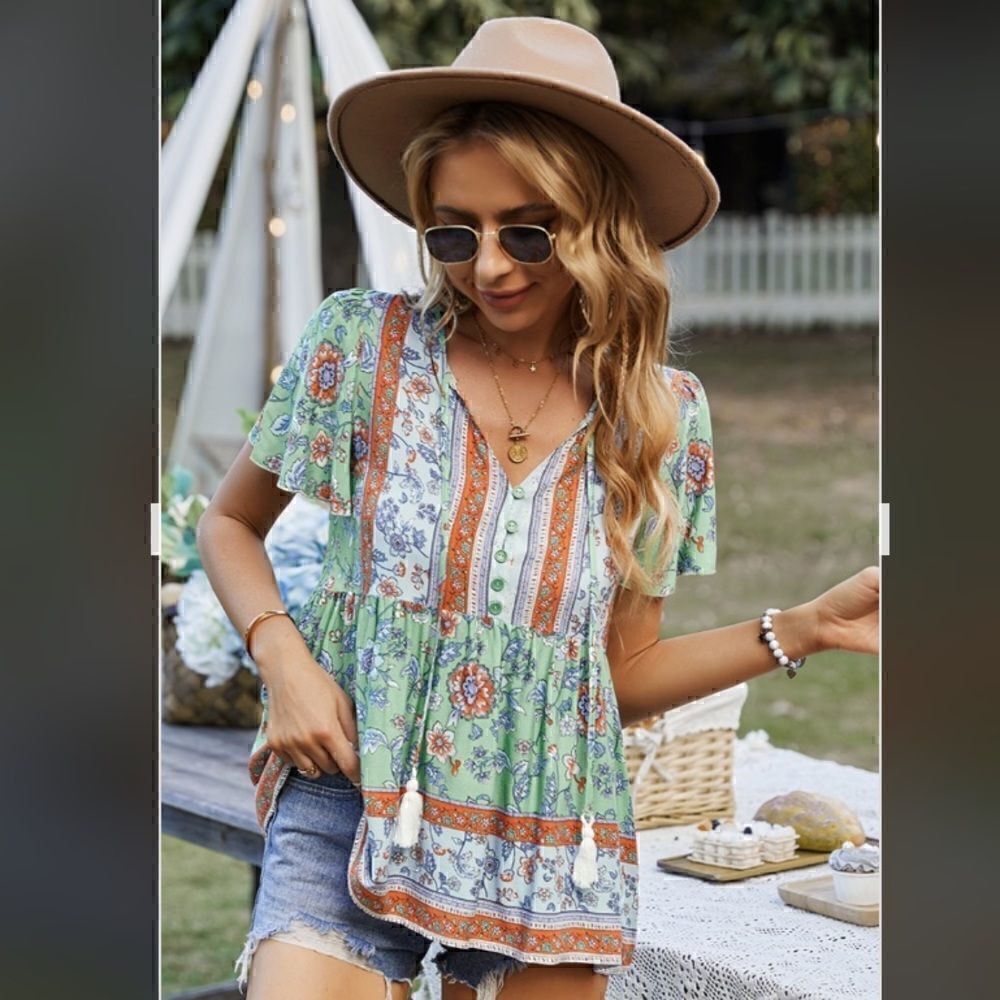 131.
Green V Neck Short Sleeve Floral Peplum Top